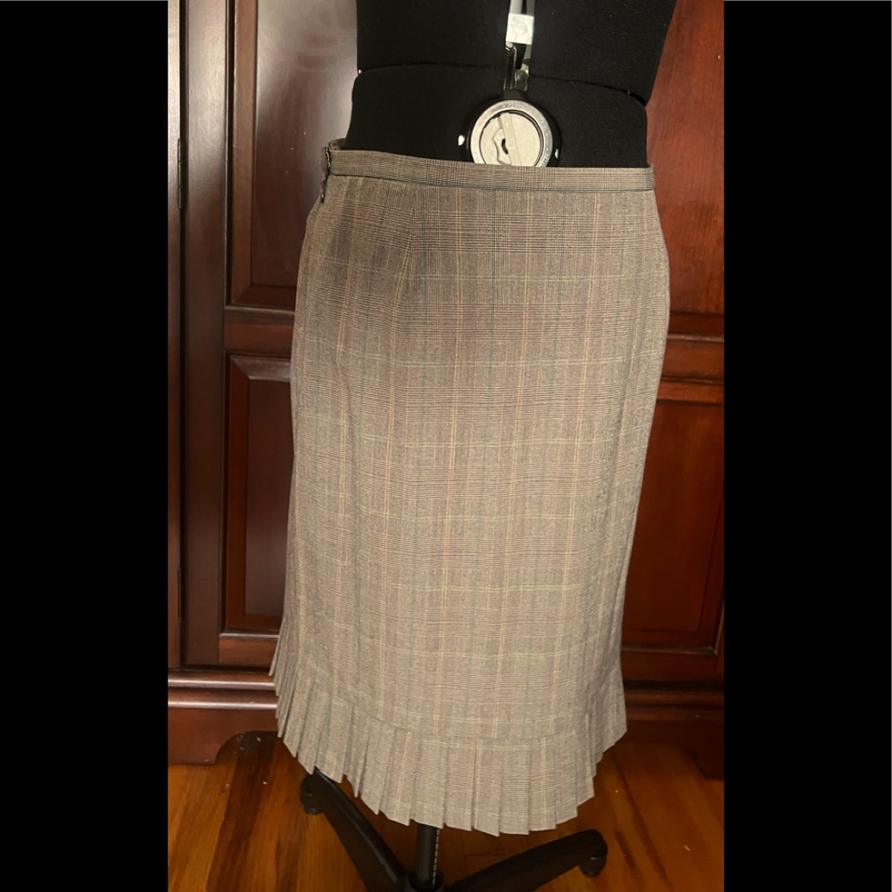 Beautifully tailored professional plaid pleated skirt